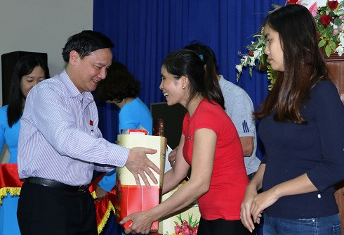 Ông Nguyễn Khắc Định trao quà Tết cho công nhân