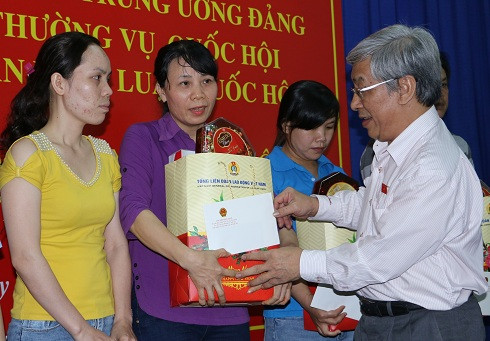 Ông Lê Xuân Thân trao quà Tết cho công nhân.