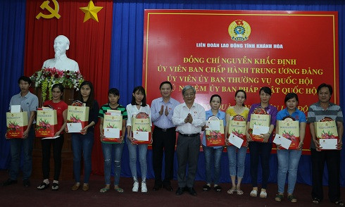 Ông Nguyễn Khắc Định và Lê Xuân Thân trao quà Tết cho công nhân.