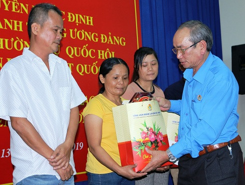 Ông Nguyễn Hòa - Chủ tịch Liên  đoàn Lao động tỉnh trao quà Tết cho công nhân.