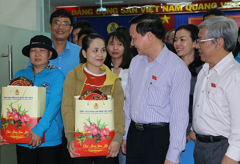 Ông  Nguyễn Khắc Định và Lê Xuân Thân thăm hỏi công nhân có hoàn cảnh đặc biệt khó khăn.