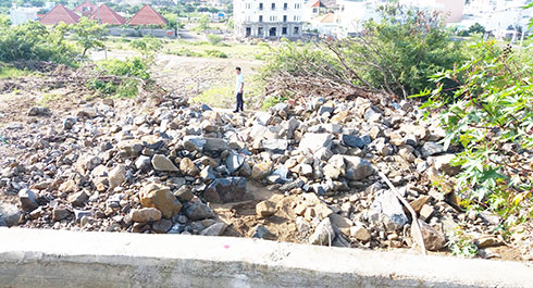 Cần sớm sửa chữa mương thoát lũ Đường Đệ