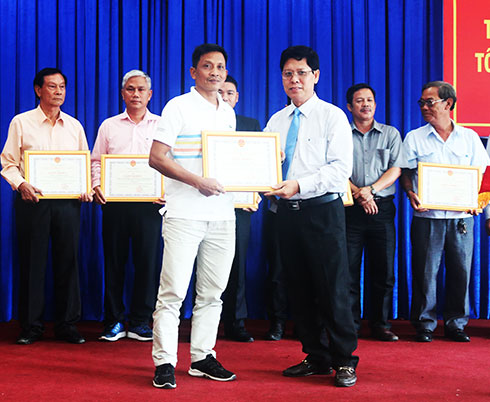 Ông Lương Văn Ngà - Cục trưởng Cục Thuế tỉnh trao giấy khen cho các tổ chức, cá nhân người nộp thuế. 
