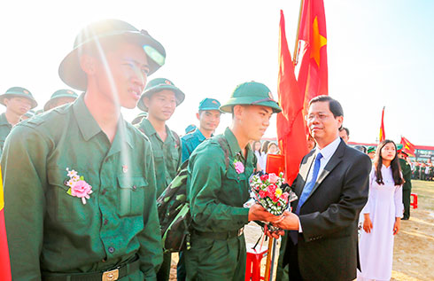 Đồng chí Nguyễn Tấn Tuân - Phó Bí thư Thường trực Tỉnh ủy,  Chủ tịch HĐND tỉnh động viên thanh niên Ninh Hòa  lên đường nhập ngũ năm 2018.