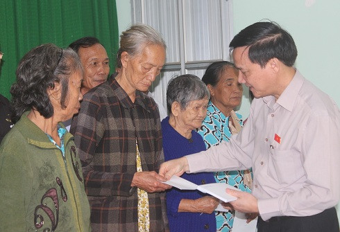 Ông Nguyễn Khắc Định trao quà Tết cho người dân.