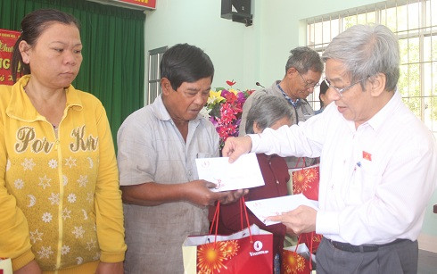 Ông Lê Xuân Thân trao quà tết cho người dân.