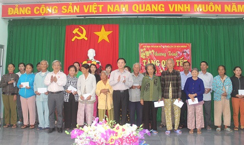 Những suất quà Tết  Đoàn đại biểu Quốc hội tỉnh tặng người dân Vạn Ninh .