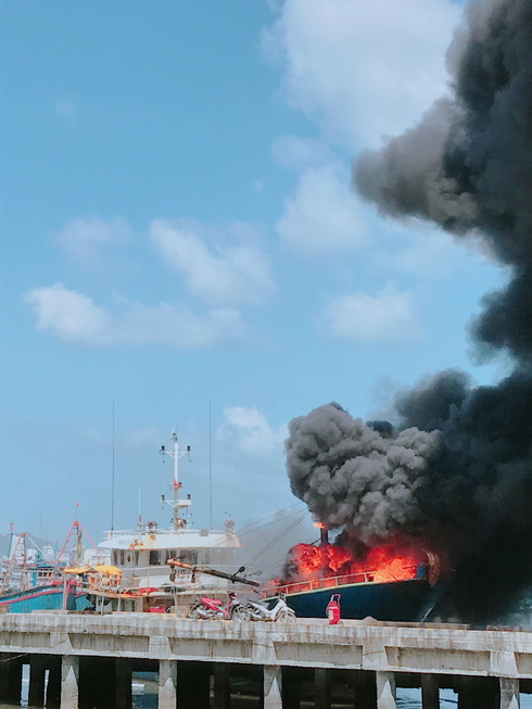 Cháy tàu cá vỏ thép neo tại cảng Hòn Rớ