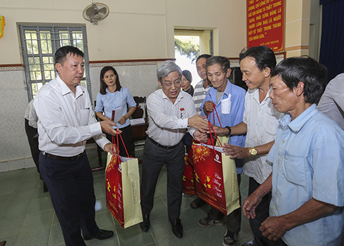 Ông Lê Xuân Thân trao quà Tết cho người dân xã Ninh Đông.