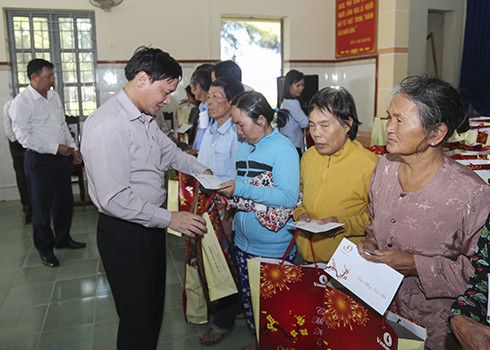 Ông Nguyễn Khắc Định trao quà Tết cho người dân xã Ninh Đông.