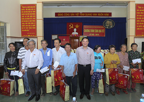 Các đại biểu Quốc hội tỉnh trao quà Tết cho người dân tại Ninh Hòa.