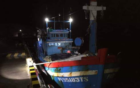Tàu cá PY 95183 TS đưa ngư dân Bùi Văn Sắt vào đảo Trường Sa cấp cứu.