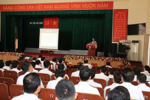 Chuyên gia nước ngoài giới thiệu sản phẩm mô phỏng tại Học viện Hải quân