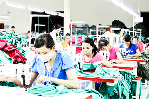 Dù gặp nhiều khó khăn nhưng Công ty Cổ phần Dệt may Nha Trang vẫn chăm lo Tết chu đáo cho công nhân.
