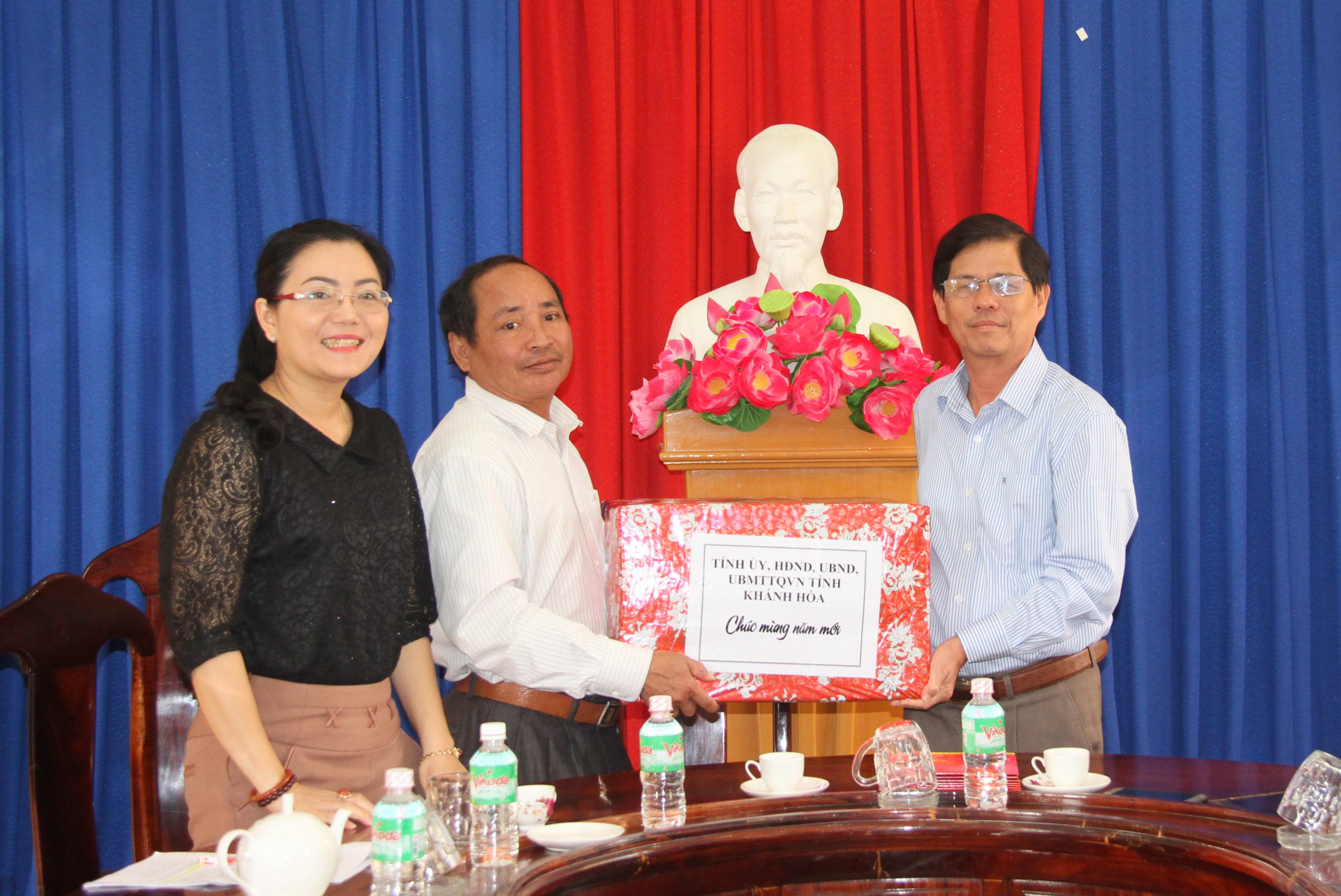 Ông Nguyễn Tấn Tuân (bên phải) trao quà Tết cho lãnh đạo huyện Khánh Vĩnh