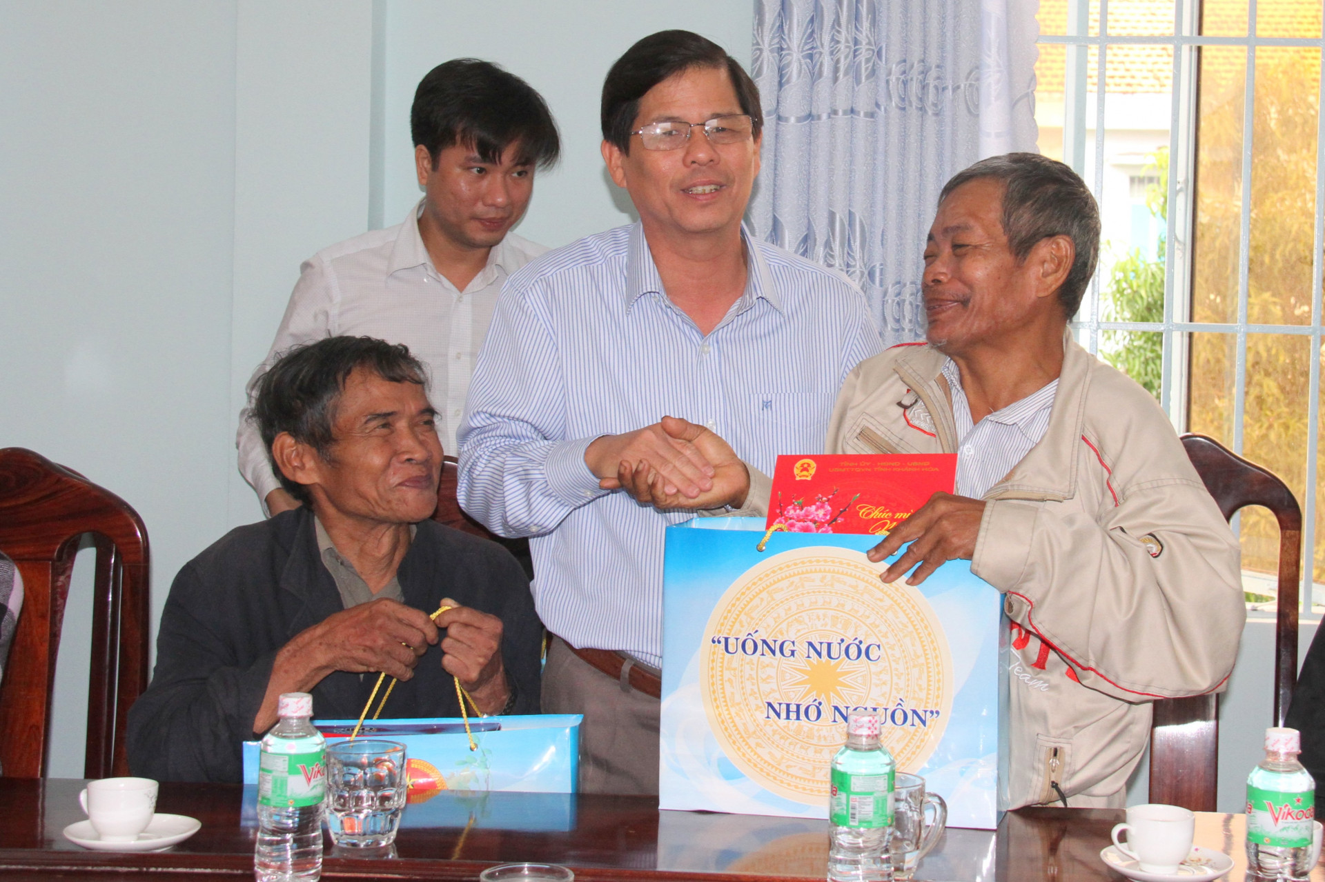  Ông Nguyễn Tấn Tuân trao quà cho các gia đình chính sách tiêu biểu của huyện Khánh Vĩnh