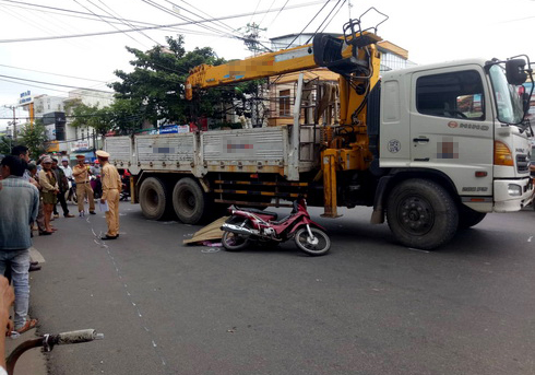 Va chạm với xe tải, người đàn ông tử vong