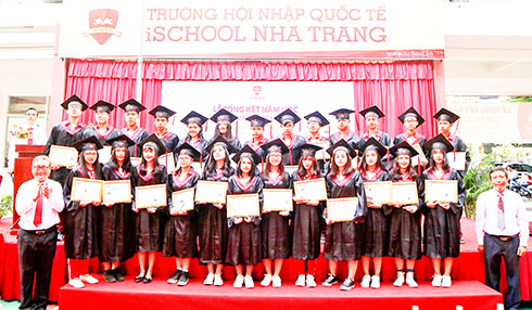 Từ nguồn quỹ khuyến học, Trường iSchool Nha Trang đã trao học bổng, khen thưởng cho nhiều học sinh.
