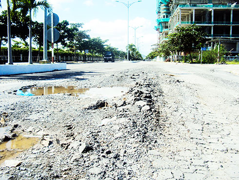 Đường Nguyễn Cơ Thạch bị hư hỏng