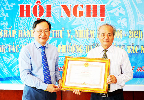 Đồng chí Nguyễn Đắc Tài trao bằng khen của Thủ tướng Chính phủ cho Liên hiệp các Hội Khoa học và Kỹ thuật tỉnh.