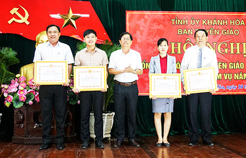 Đồng chí Nguyễn Tấn Tuân trao bằng khen của Ban Thường vụ Tỉnh ủy cho các tập thể.