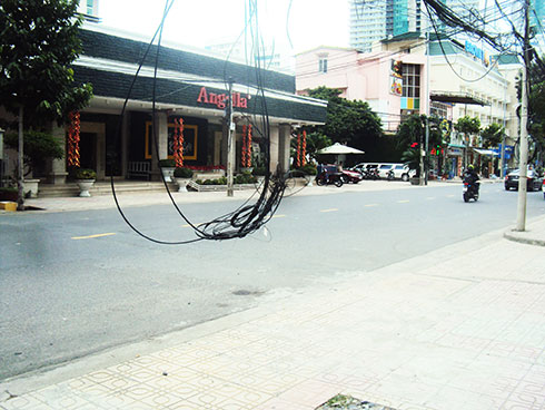 Dây cáp viễn thông thòng xuống đường