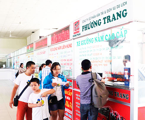 Khách mua vé tại Bến xe khách phía nam Nha Trang.