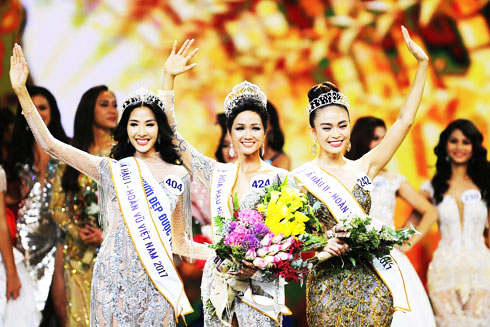 H’Hen Niê (middle) was crowned Miss Universe Vietnam 2017 in Nha Trang, Khanh Hoa