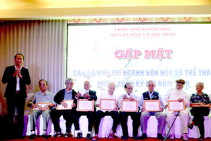 Leader of the Department of Culture and Sports presented certificates of longevity to retirees