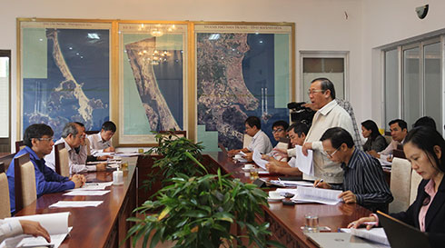 Phó Giám đốc Sở Nội vụ Nguyễn Trọng Thái báo cáo kết quả chấm điểm.