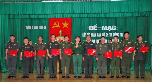 Đại tá Nguyễn Như Thắng trao chứng nhận tốt nghiệp cho các học viên.