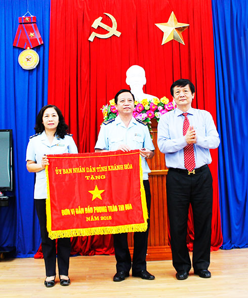 Đồng chí Trần Sơn Hải trao cờ thi đua cho Chi cục Hải quan cửa khẩu sân bay Quốc tế Cam Ranh.