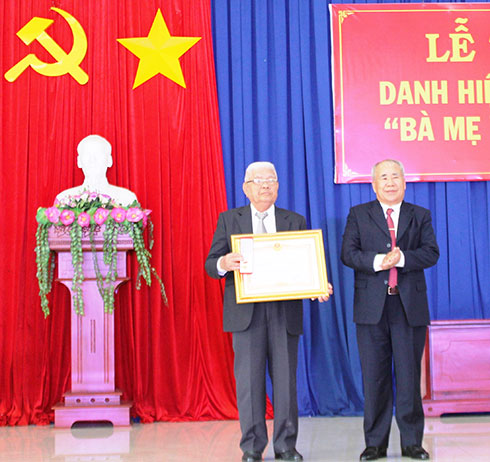 Thừa ủy nhiệm của Chủ tịch nước, đồng chí Đào Công Thiên trao danh hiệu Bà mẹ Việt Nam Anh hùng cho thân nhân mẹ Dương Thị Tuyết.