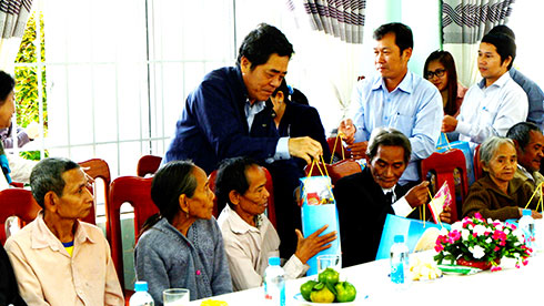 Đồng chí Lê Thanh Quang tặng quà cho đại diện  các gia đình chính sách tiêu biểu của huyện Khánh Sơn.