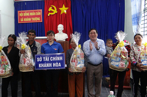 Tặng quà Tết cho người dân xã Khánh Thượng