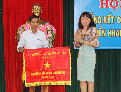 Đại diện Ban thi đua khen thưởng tỉnh trao cờ thi đua cho Công ty Cổ phần Cấp thoát nước Khánh Hòa