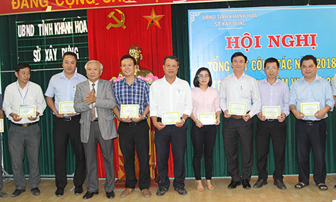 Lãnh đạo Sở Xây dựng trao danh hiệu Chiến sĩ thi đua cho các cá nhân có thành tích xuất sắc