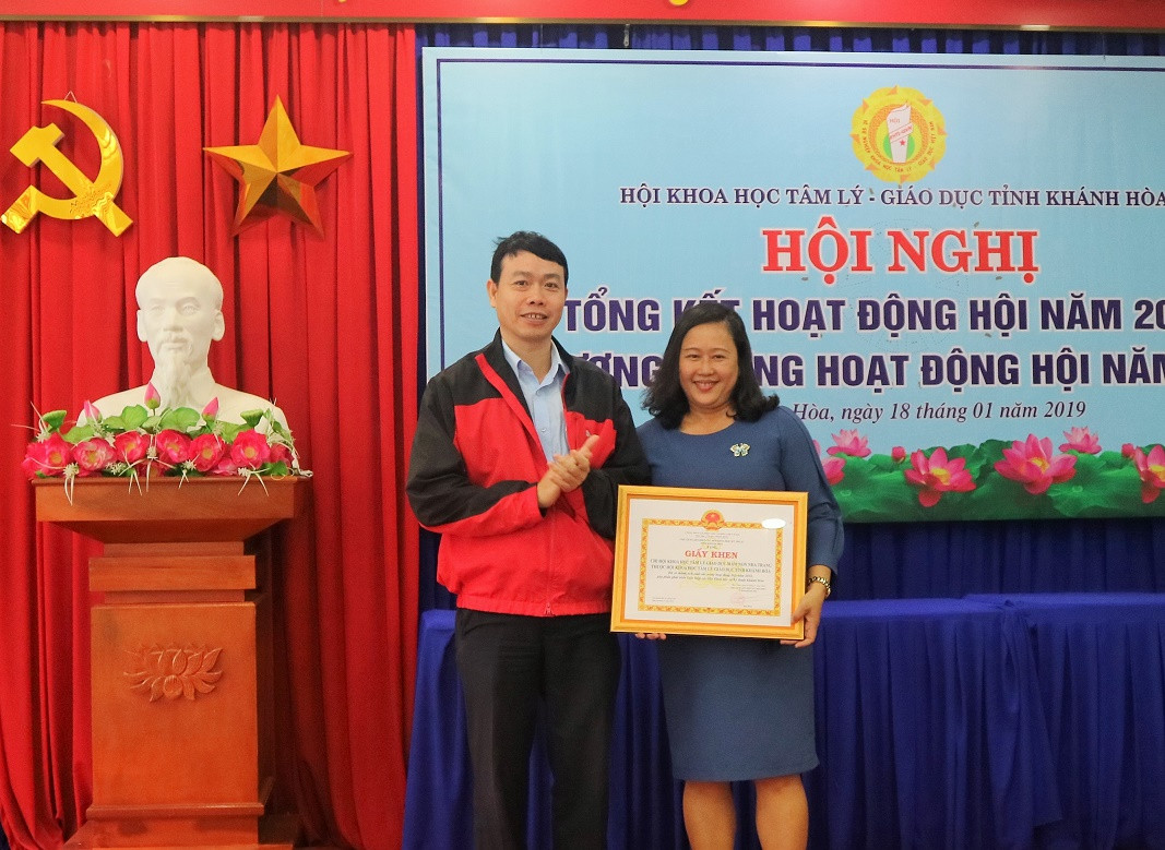 Đại diện Chi hội mầm non Nha Trang nhận giấy khen. 