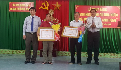 Ông Trần Sơn Hải trao Bằng vinh dự Nhà nước Bà mẹ Việt Nam anh hùng cho thân nhân mẹ Nguyễn Thị Tại và mẹ Nguyễn Thị Khai.