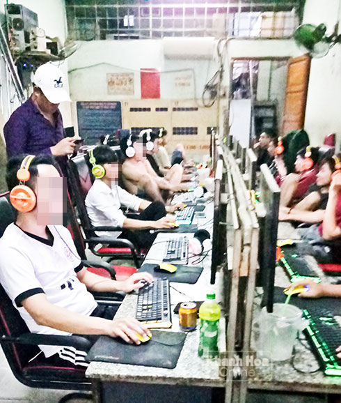 zzQuá 22 giờ, nhưng tại một tiệm net trên đường Nguyễn Đình Chiểu vẫn rất đông người chơi game online.