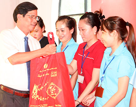 Ông Nguyễn Tấn Tuân trao quà Tết cho công nhân có hoàn cảnh khó khăn.