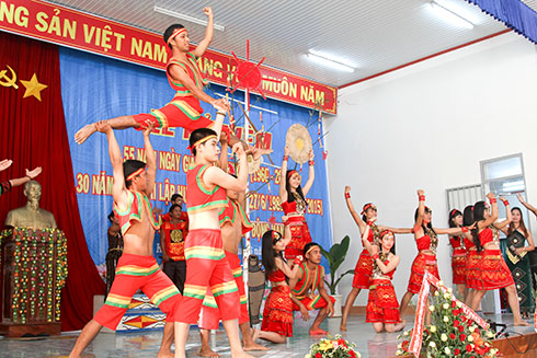 Trong dịp Tết này, đội văn nghệ của Trung tâm Văn hóa - Thể thao huyện Khánh Sơn sẽ biểu diễn phục vụ đồng bào. Ảnh minh họa