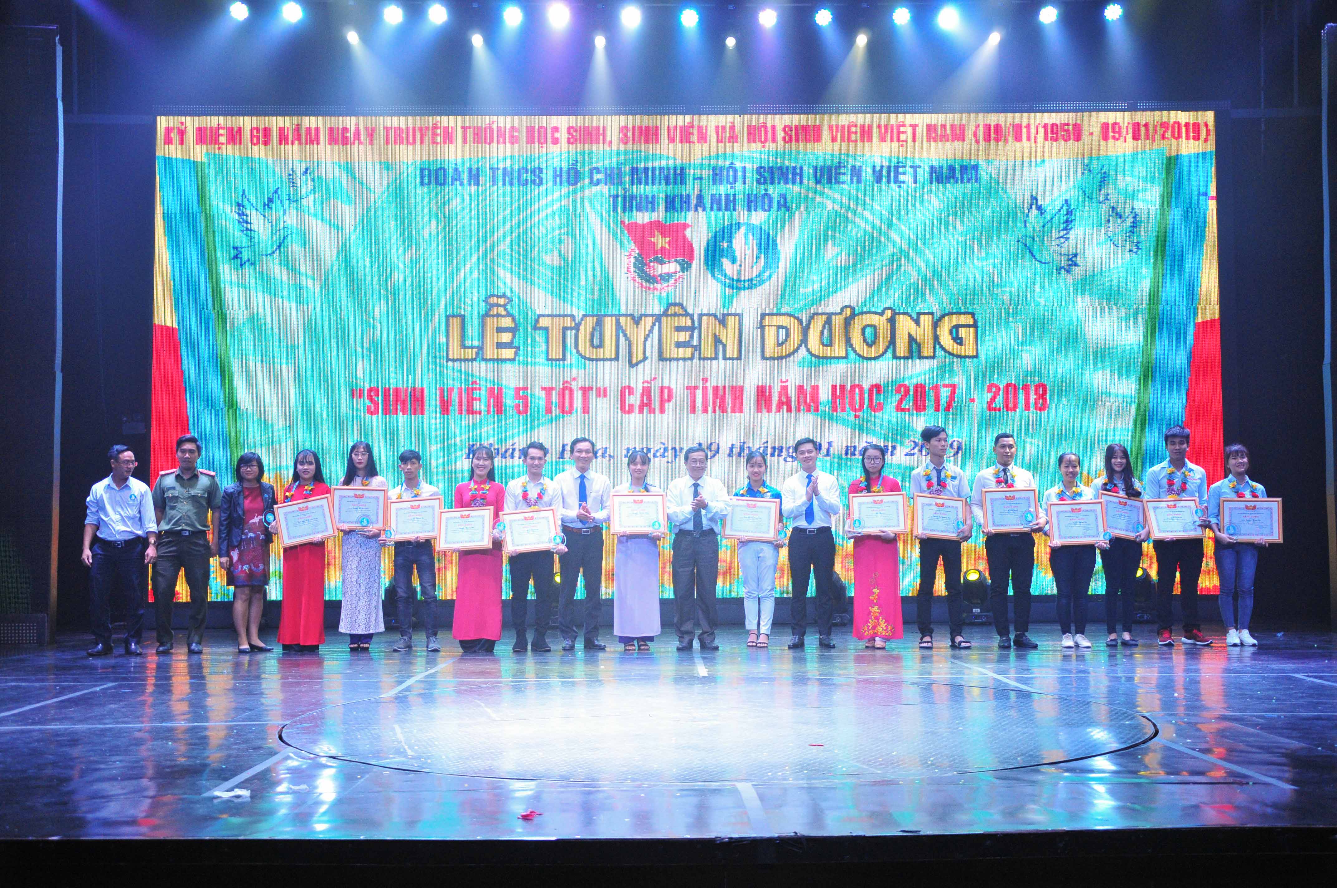 Biểu dương 15 sinh viên 5 tốt cấp tỉnh