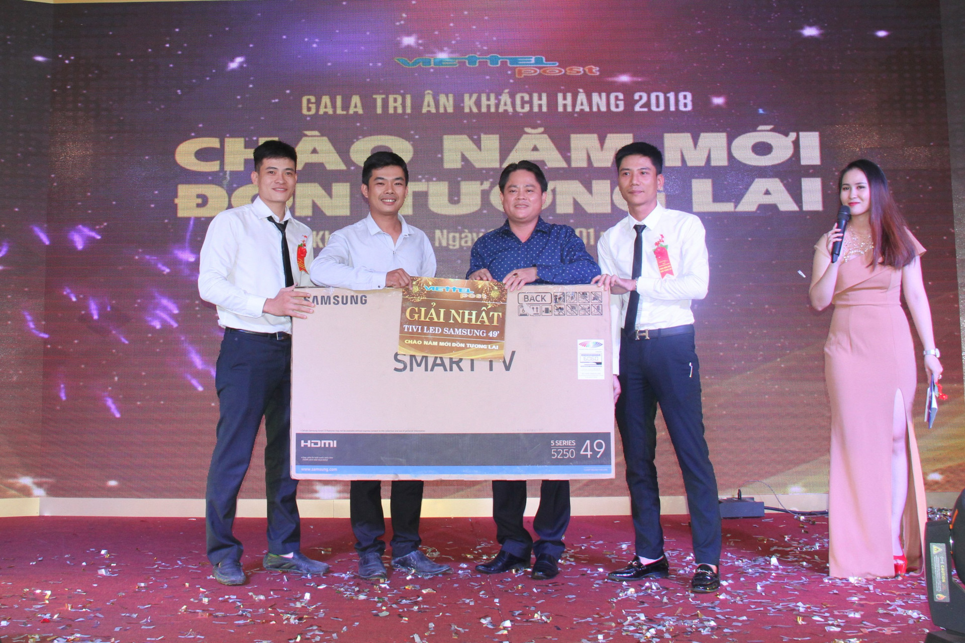  Ông Lê Xuân Sáng - Giám đốc Viettel Post chi nhánh Khánh Hòa trao giải Nhất cho khách hàng trúng thưởng