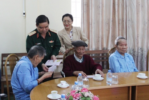 Thiếu tướng Trịnh Đình Thạch tặng quà cho các dưỡng lão viên.