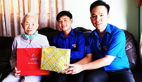 Các đơn vị đến thăm, tặng quà Tết  mẹ Việt Nam anh hùng Nguyễn Thị Phú.