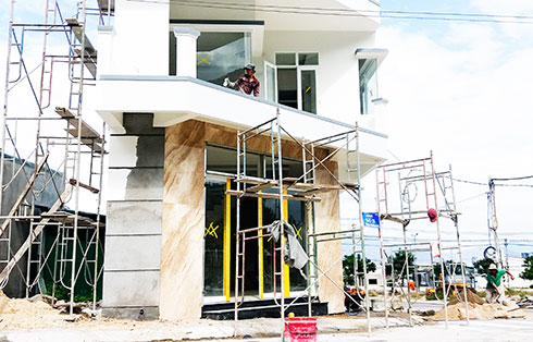 Tổ thợ gấp rút thi công một công trình ở xã Phước Đồng.