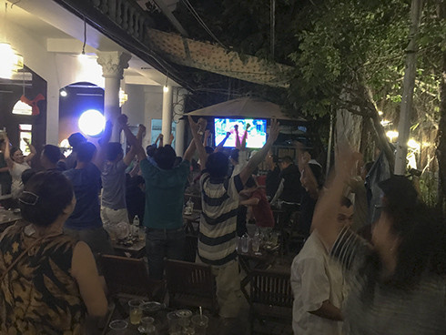 Người dân Nha Trang vui mừng sau chiến thắng của tuyển Việt Nam trước Jordan (tối ngày 20-1)