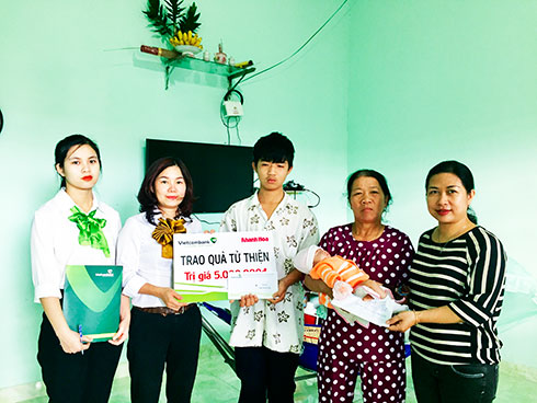 Representatives of Khanh Hoa Newspaper and Vietcombank Nha Trang offering donation to Truong’s family 