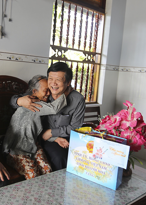 Đồng chí Trần Sơn Hải thăm, chúc Tết gia đình bà Trần Thị Niễn, xã Ninh Bình, Ninh Hòa.
